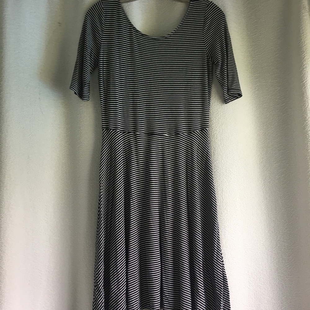 Sleeve dress, with black and white strips.